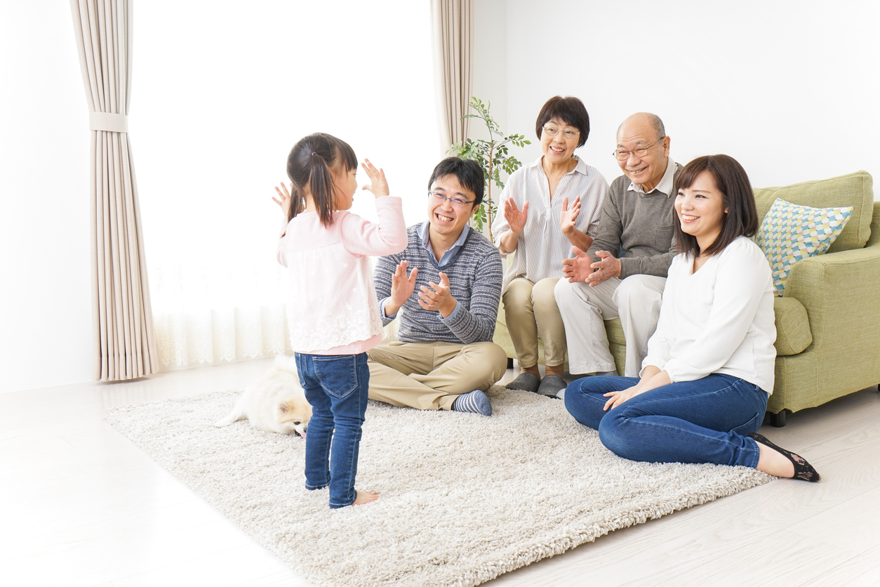 家族が笑顔で暮らす再生住宅のイメージ
